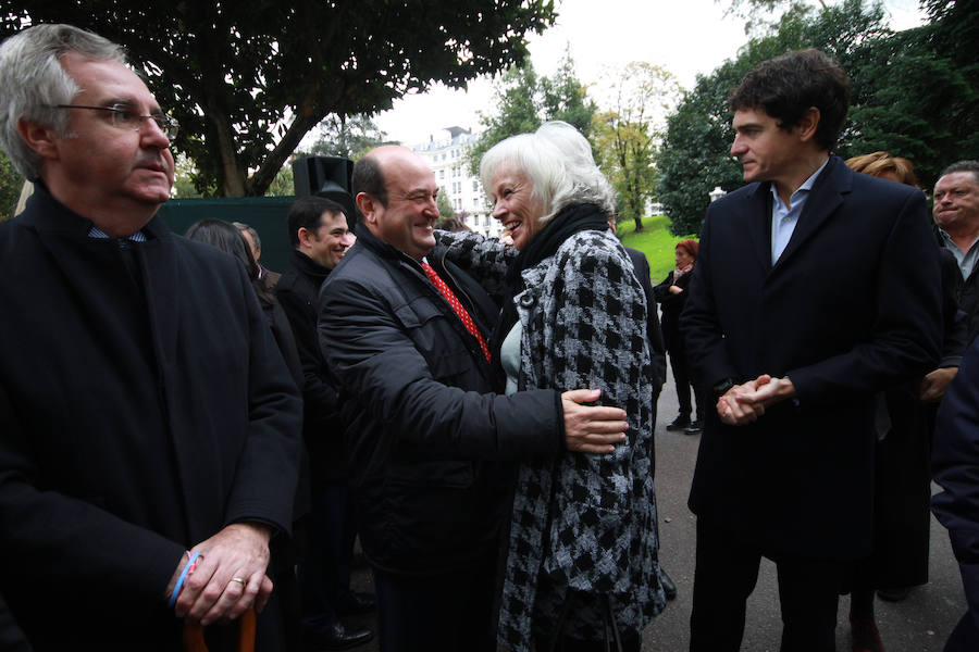 Homenaje a las víctimas en Bilbao. El concejal del PP Luis Eguiluz, Andoni Ortuzar, Rosa Rodero y Unai Rementeria.