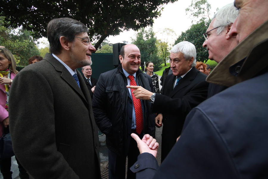 Homenaje a las víctimas en Bilbao. En la imagen , el presidente del TSJPV, Juan Luis Ibarra, Andoni Ortuzar, el diputado foral de Transporte, Vicente Reyes, y Luis Eguiluz.