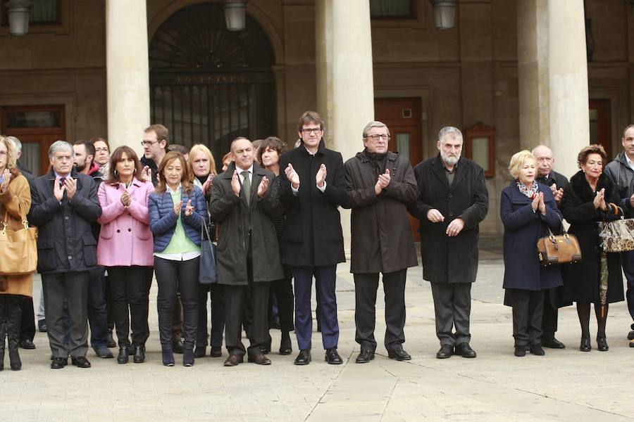 Homenaje a las Víctimas en Vitoria. El alcalde de la ciudad, Gorka Urtaran, ha presidido el acto