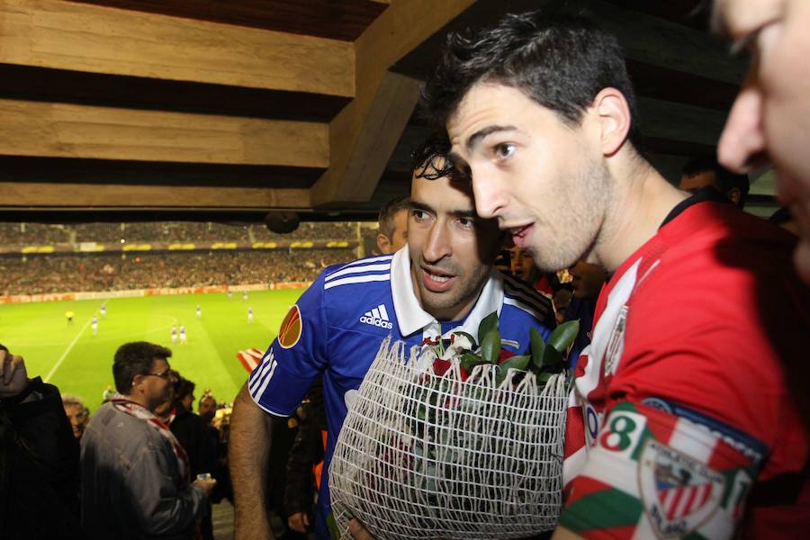 Raúl, del Schalke, es acompañado por Iraola para realizar la ofrenda floral a Pichichi en San Mamés en abril de 2012.