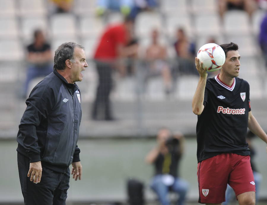 Bielsa da instrucciones mientras Iraola saca de banda.