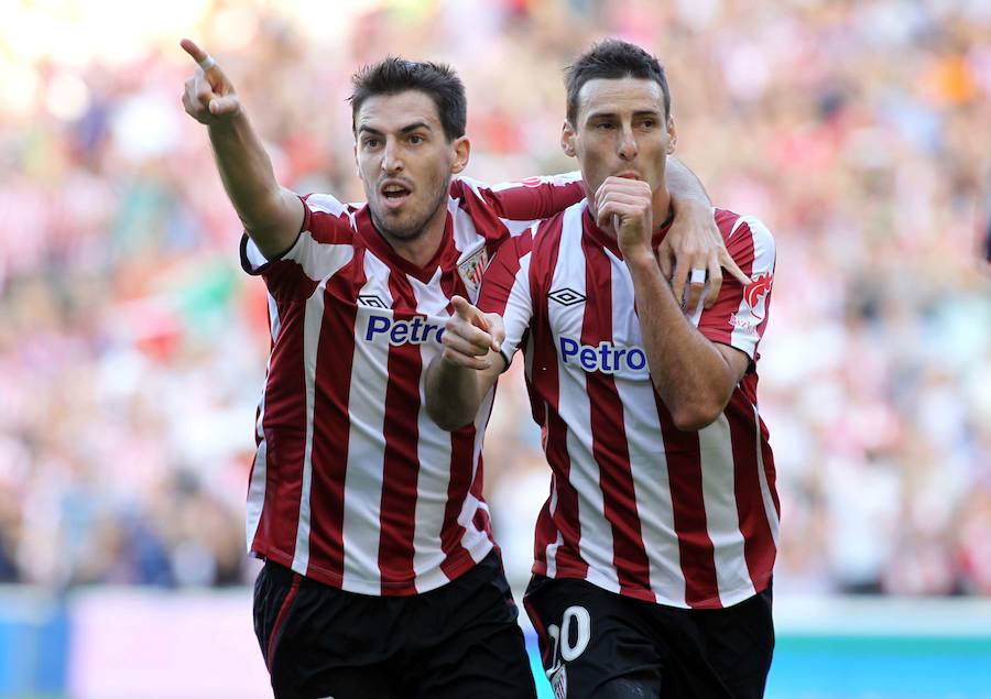 Athletic-Osasuna.Aduriz es felicitado por Iraola tras marcar un gol en octubre de 2012.TFGP.