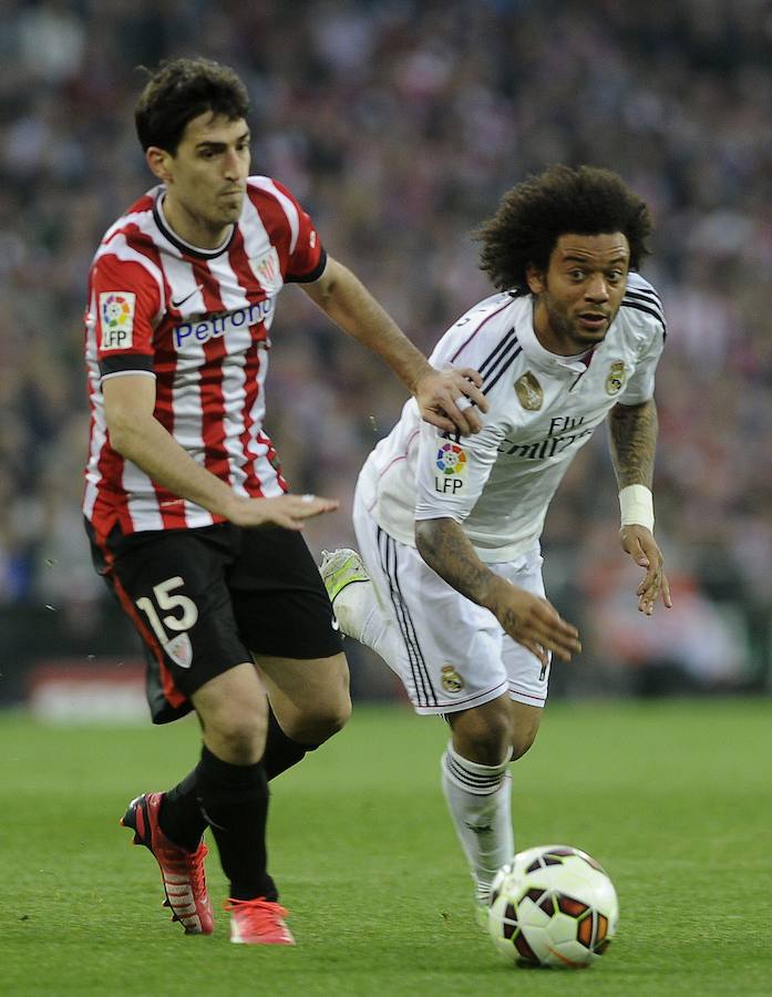 Iraola lucha por un balón con Marcelo, del Real Madrid, durante un partido el 7 de marzo de 2015.