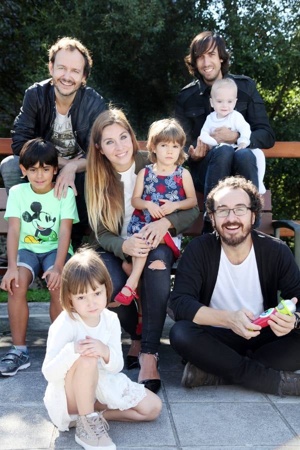 Los integrantes de La Oreja de Van Gogh, menos Álvaro, que estaba enfermo ese día, hicieron un hueco en la promoción para acompañar a los niños.