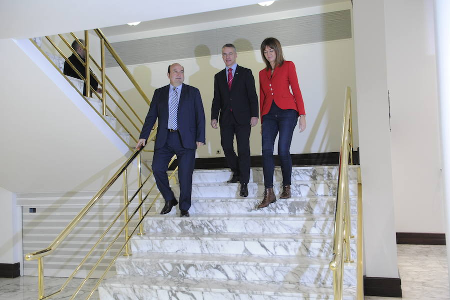 La firma del pacto de Gobierno PNV- PSE