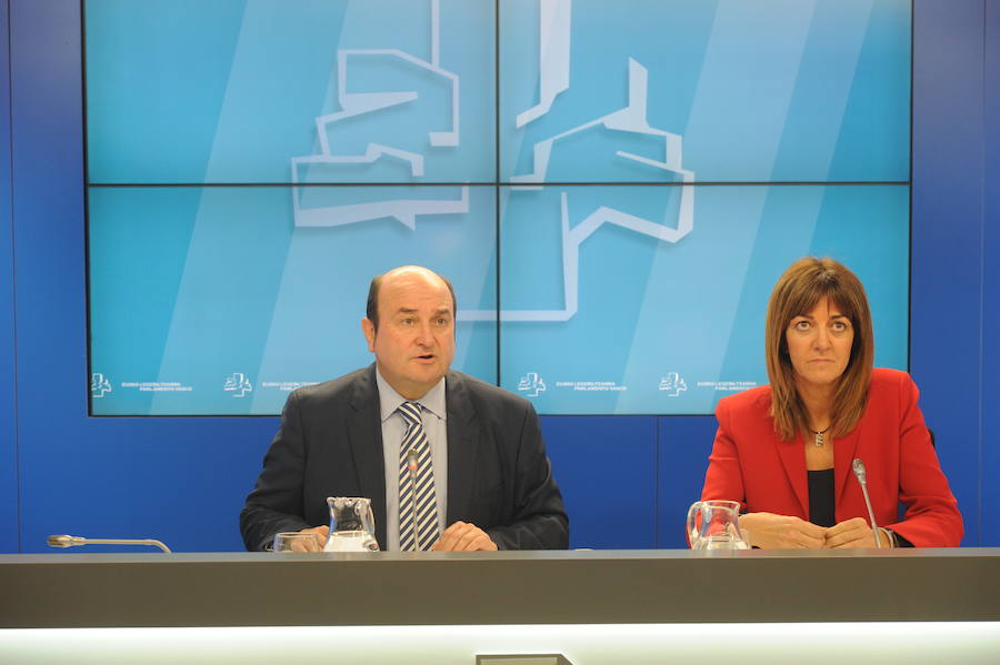 La firma del pacto de Gobierno PNV- PSE