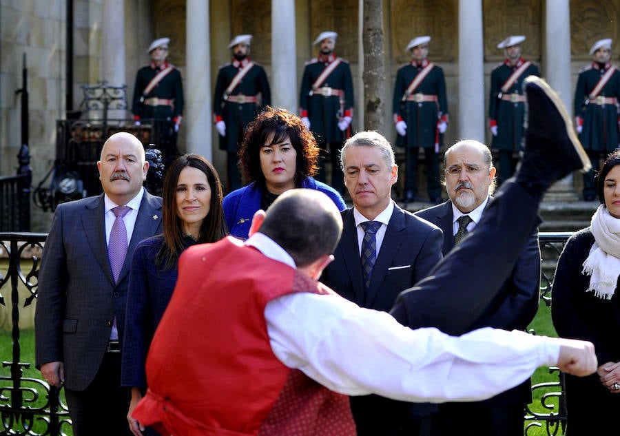 Tras la jura, una pareja de dantzaris del Ayuntamiento de Bilbao baila el aurresku de honor.