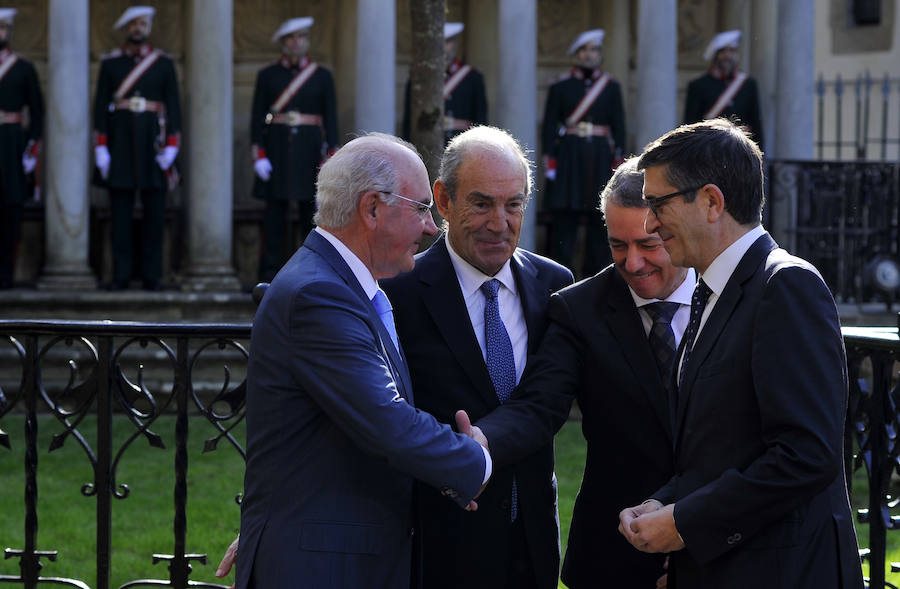 Los exlehendakaris Carlos Garaikoetxea, José Antonio Ardanza y Patxi López rodean a Urkullu