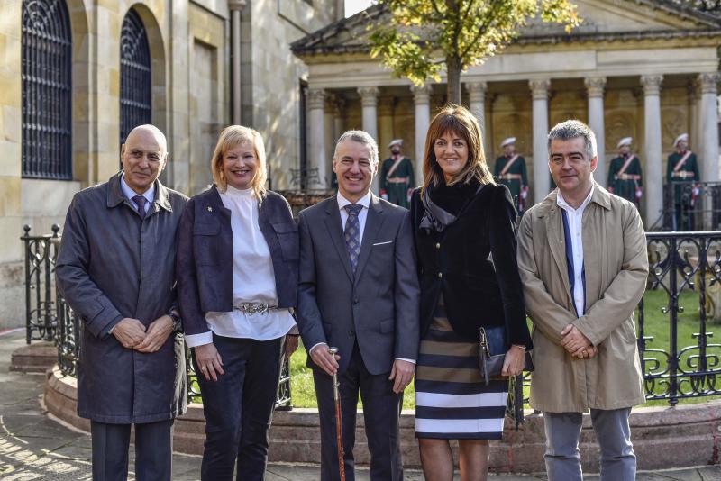 El lehendakari, flanqueado por los socialistas Rodolfo Ares, Susana Corcuera, Idoia Mendia y Miguel Ángel Morales.