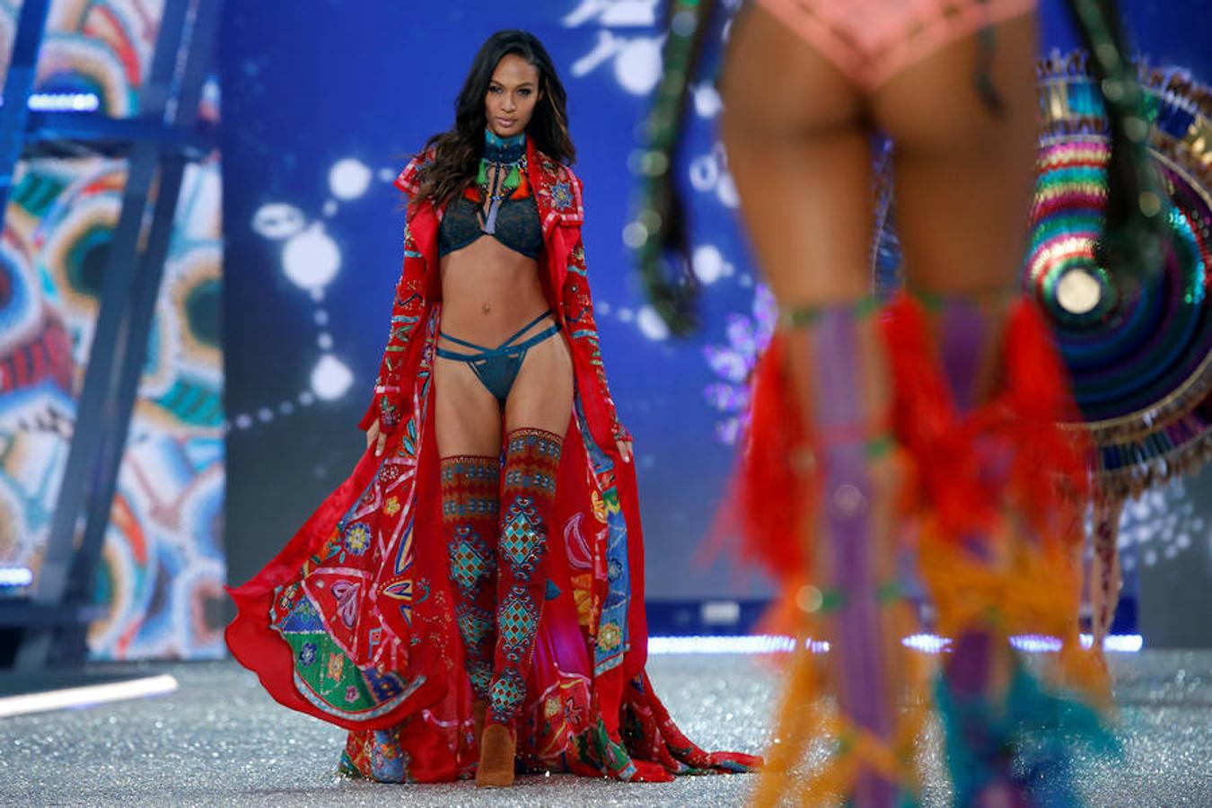 Victoria&#039;s Secret Fashion Show 2016: las modelos una a una, en el desfile de París