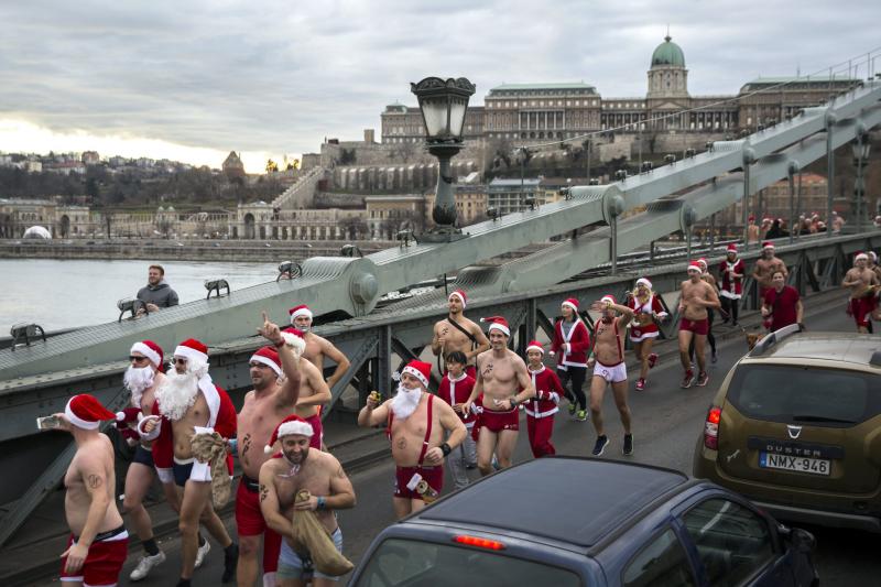 Los &#039;santas&#039; salen a la carrera por Budapest