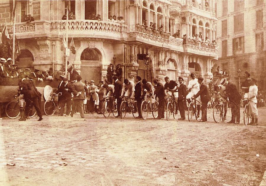 A finales del siglo XIX los pioneros del ciclismo empezaron a dejarse ver por las calles de Bilbao.