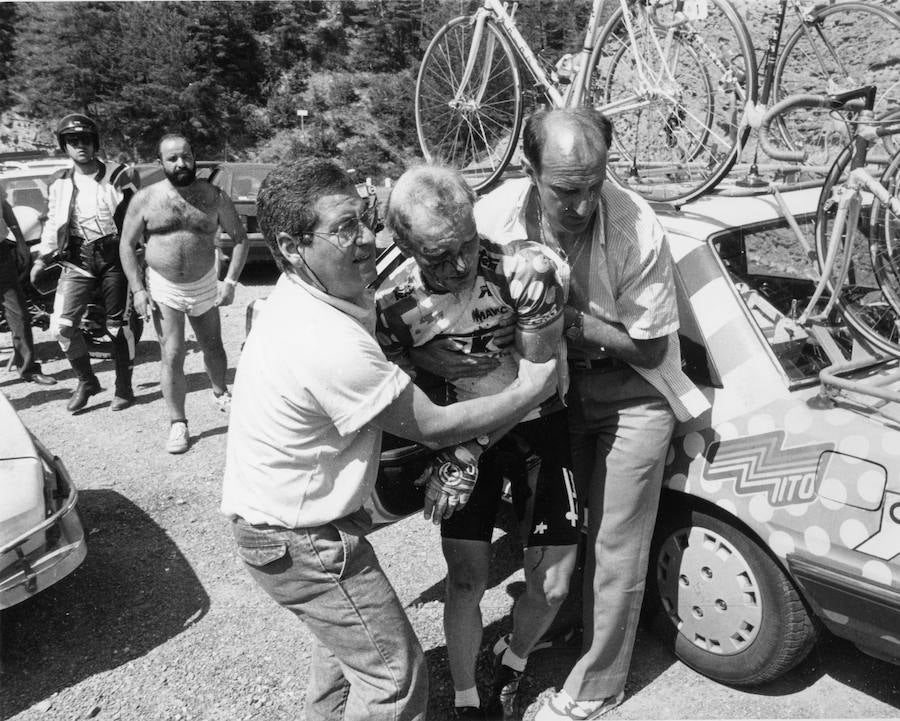 Astorqui ayuda a Dietzen tras una caída en la Vuelta de 1989.