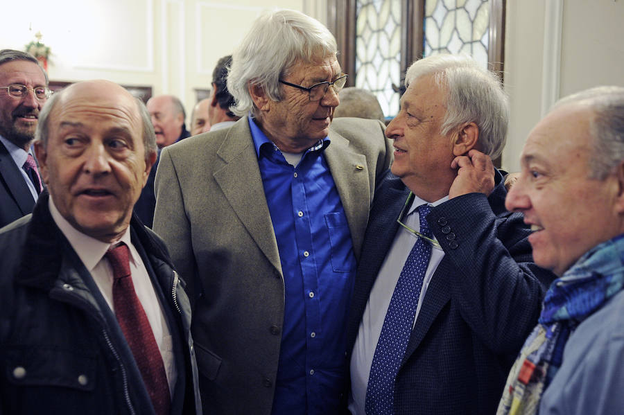 A la derecha, Miquel Martínez, actual médico de la Vuelta, charla con Ramón Mendiburu y Txomin Grande (izquierda).