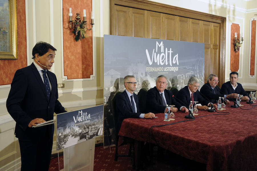 Josu Loroño, presentador del acto e hijo de Jesús Loroño, Jesús Gómez Peña, Fernando Astorqui, Santiago Bergareche, Alejandro Echevarría y Miguel Indurain.