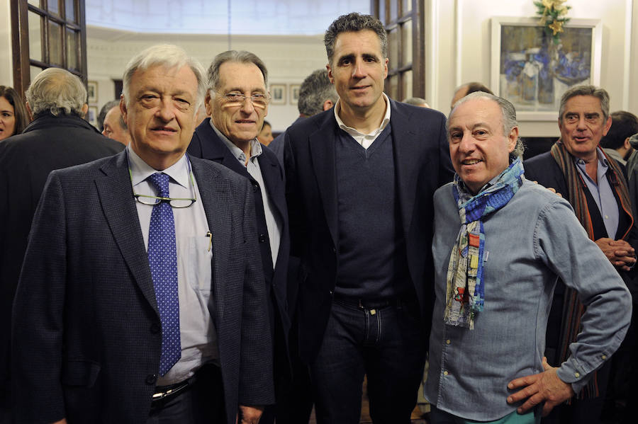 Mikel Martínez, actual médico de la Vuelta (izquierda), Gabino Ereñozaga, Miguel Indurain y Julio Esturo.