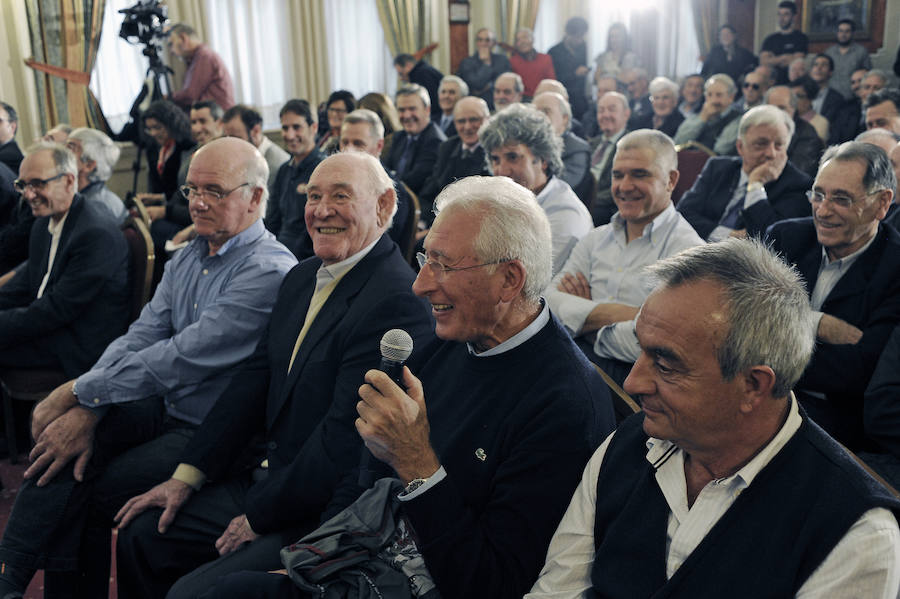 Luis Zubero, con el microfóno, junto a Antón Barrutia, Txomin Perurena y Eulalio García (derecha).