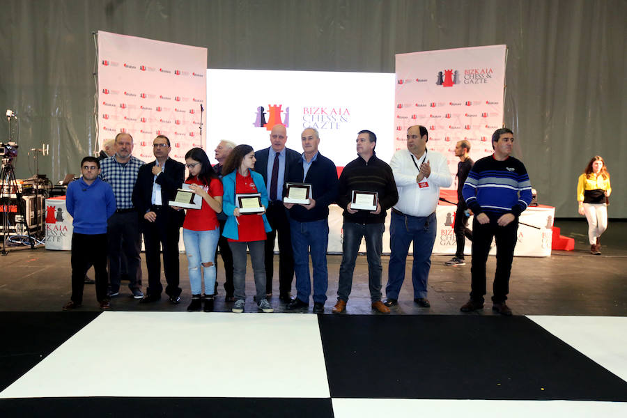 Niños y mayores disfrutan del ajedrez en el BEC
