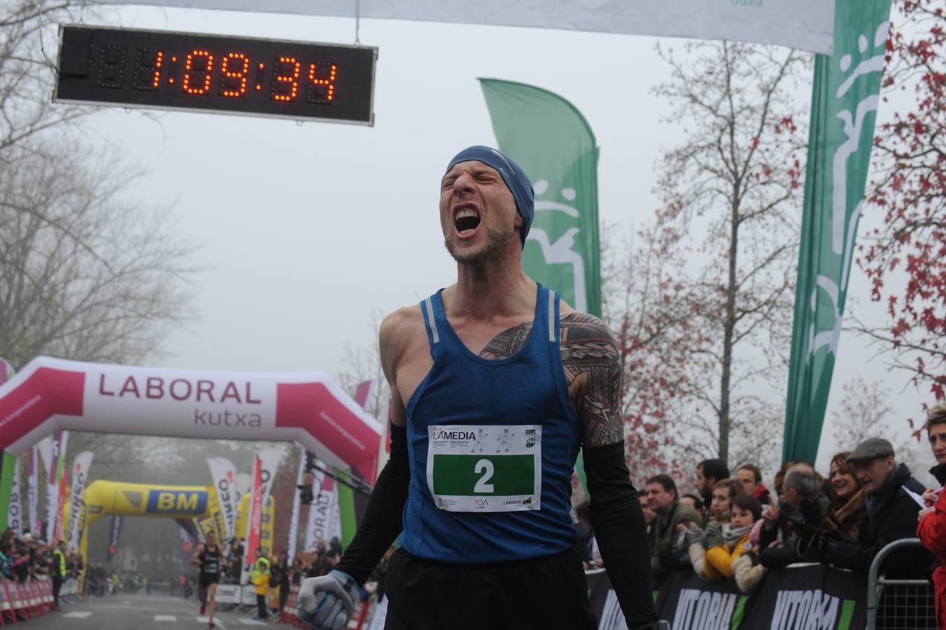 Las caras, los gestos y las reacciones de los atletas en la meta de la Media Maratón de Vitoria