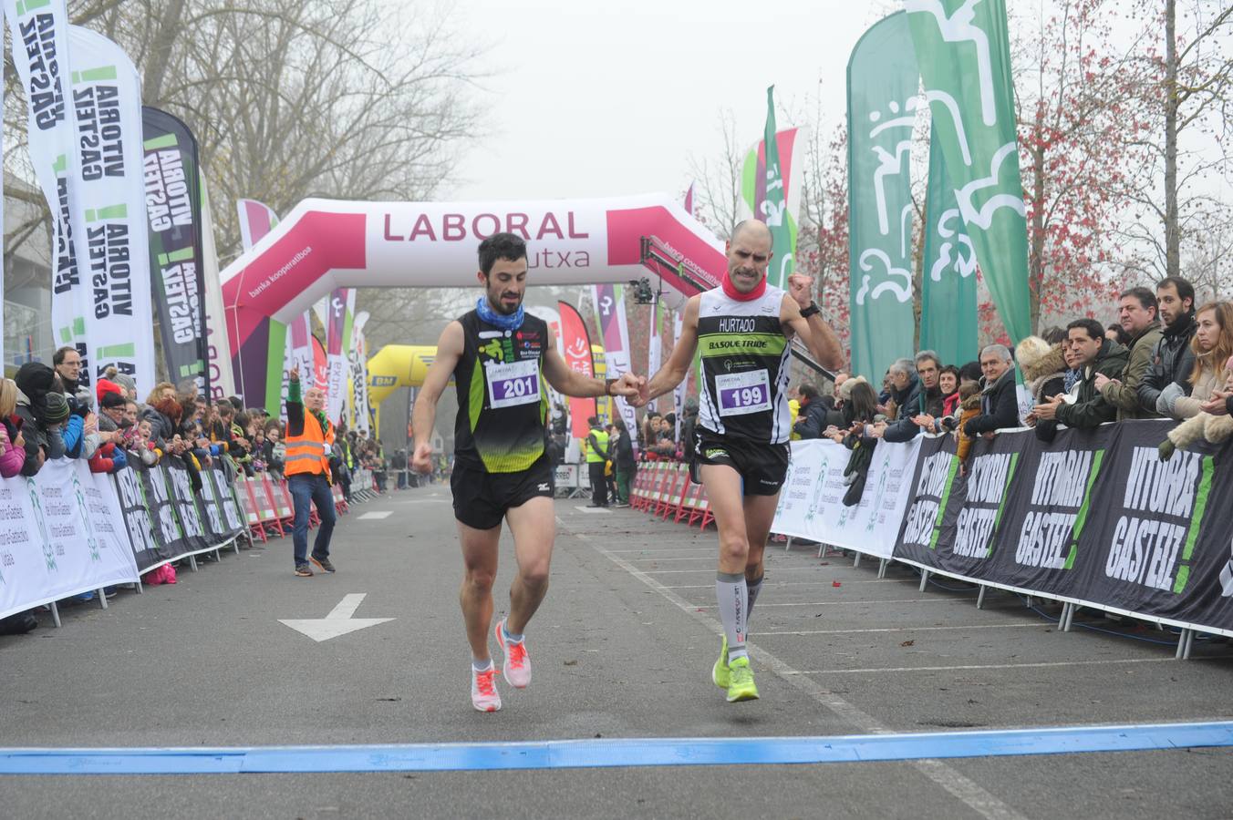 Las caras, los gestos y las reacciones de los atletas en la meta de la Media Maratón de Vitoria