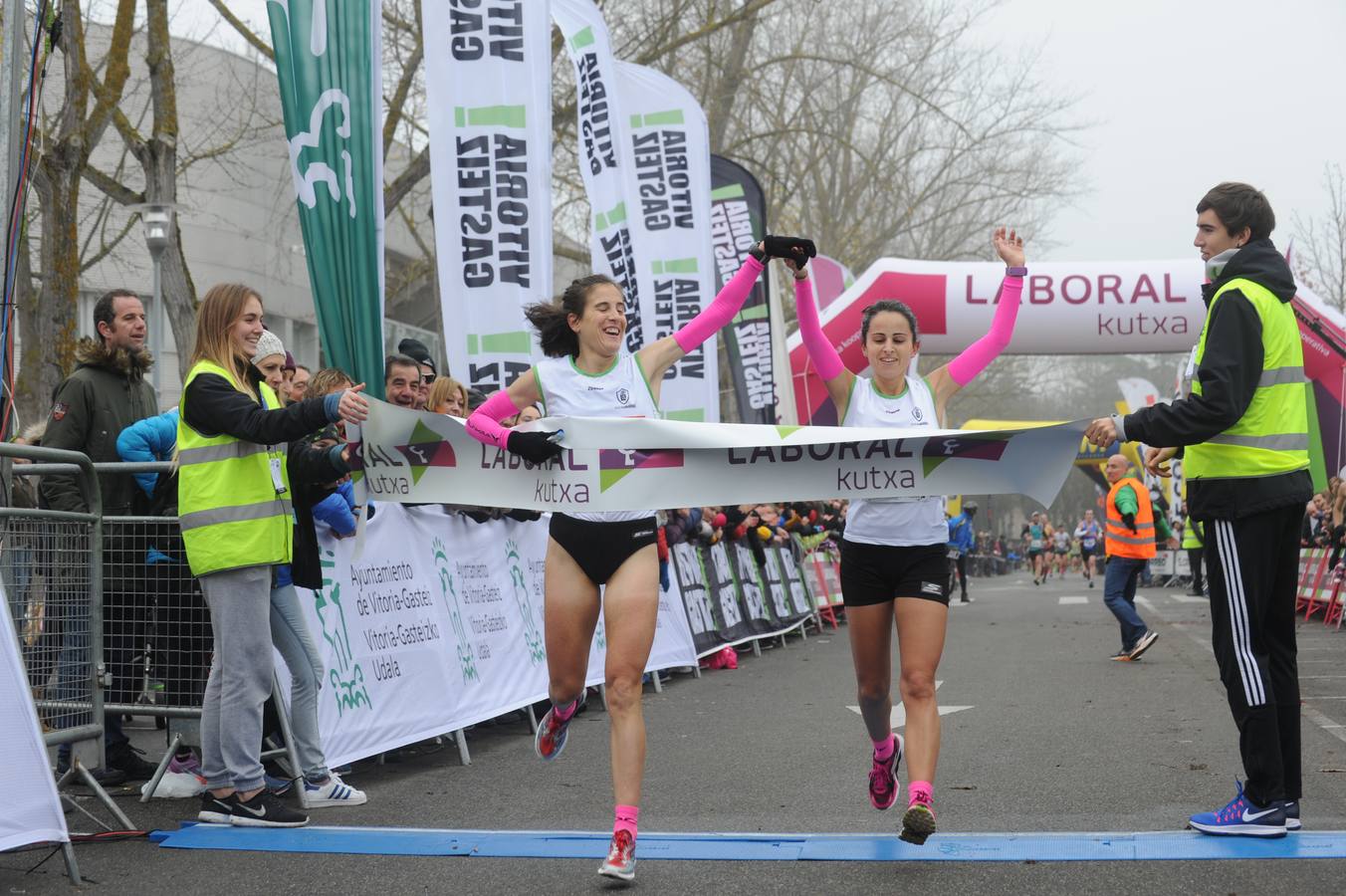 Las caras, los gestos y las reacciones de los atletas en la meta de la Media Maratón de Vitoria