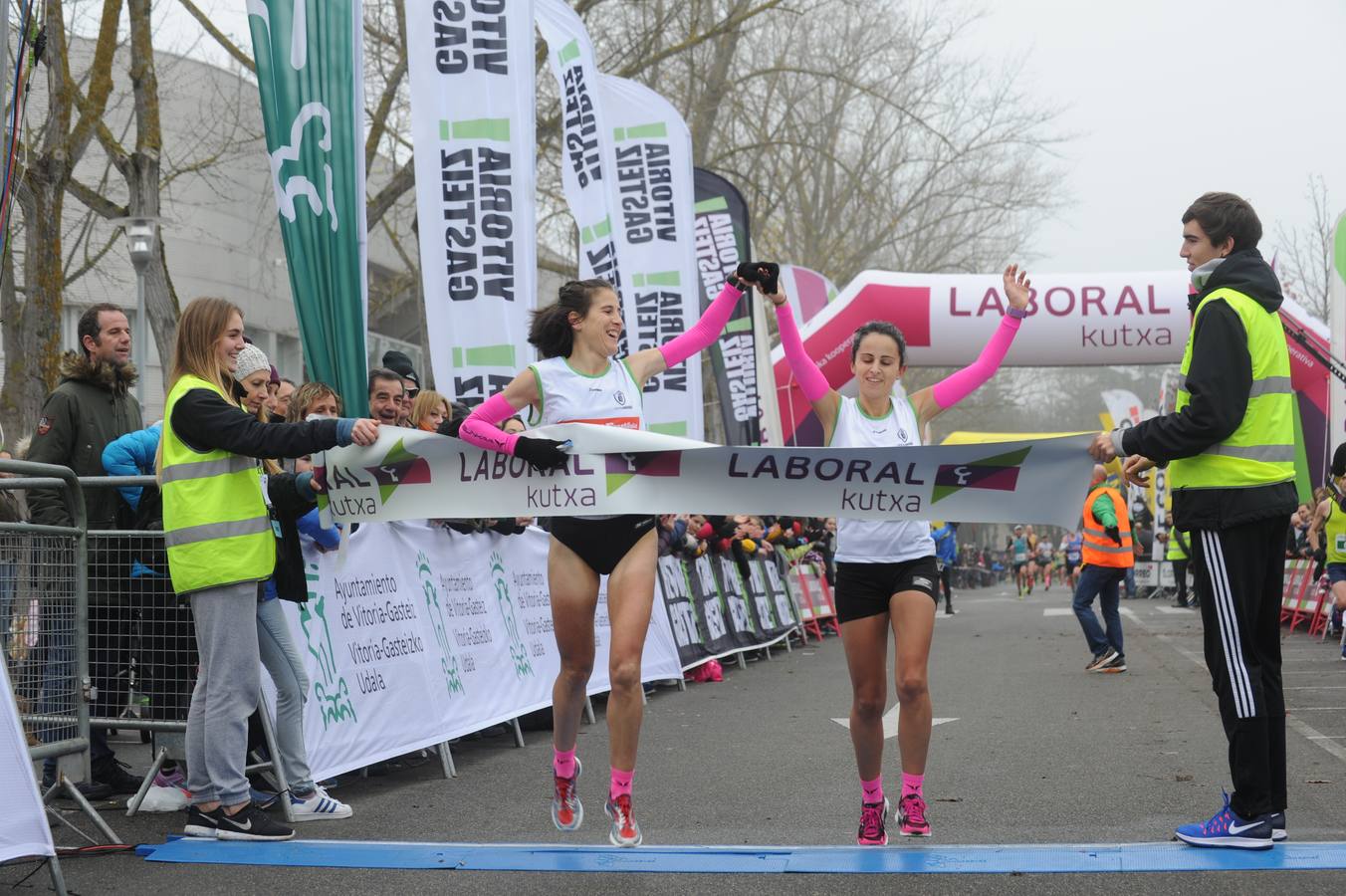 Las caras, los gestos y las reacciones de los atletas en la meta de la Media Maratón de Vitoria