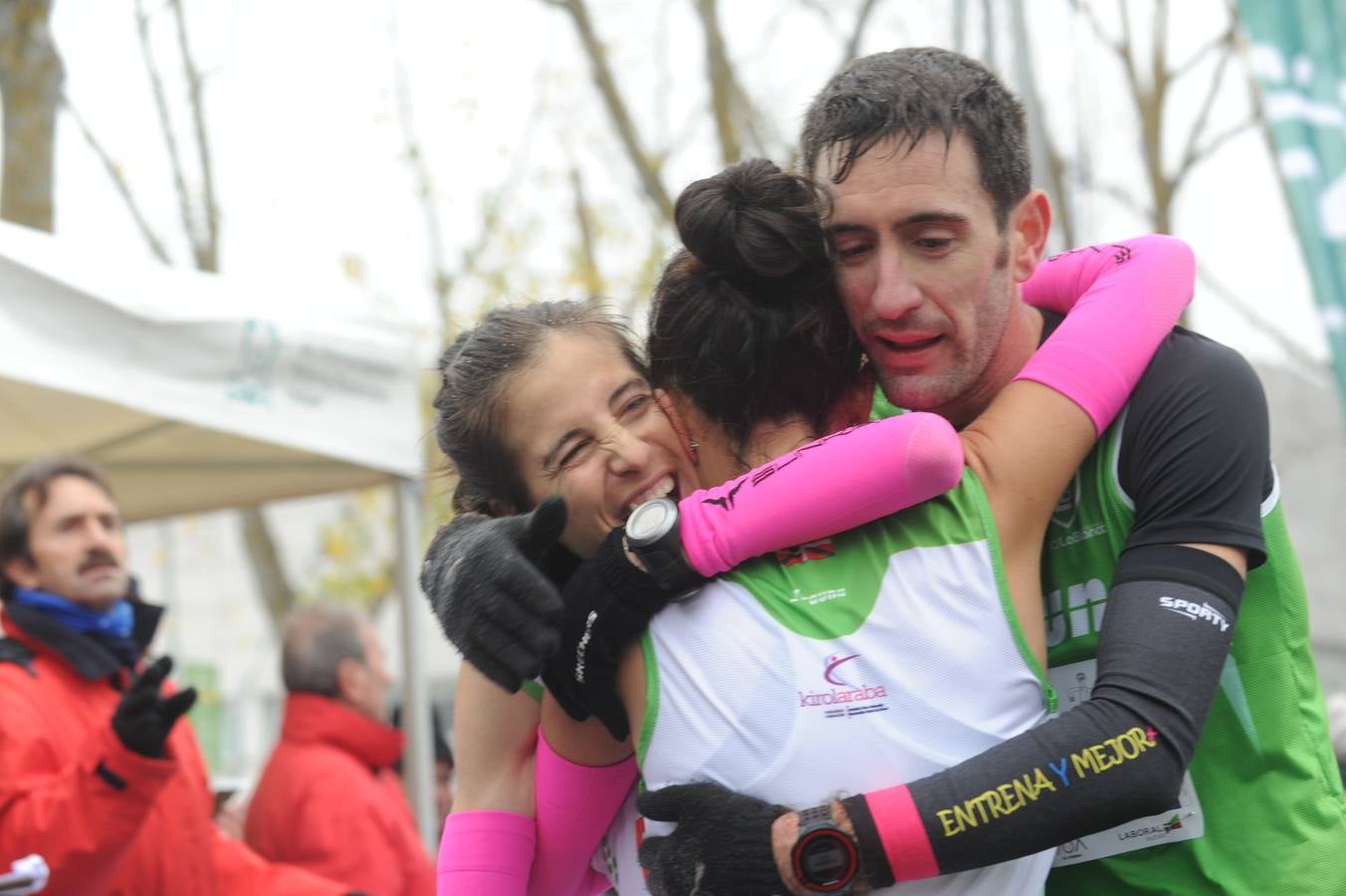 Las caras, los gestos y las reacciones de los atletas en la meta de la Media Maratón de Vitoria