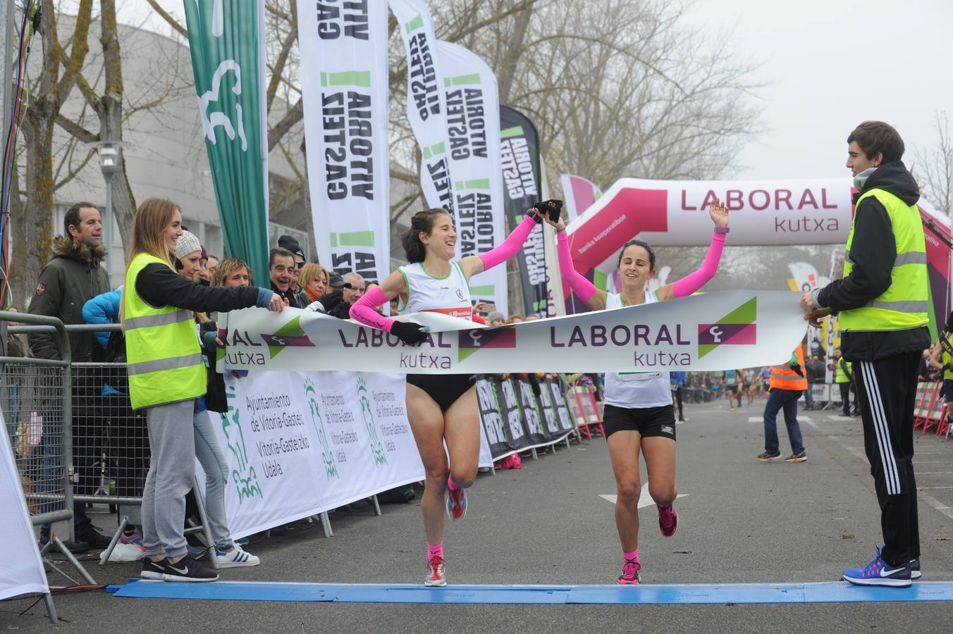 Las caras, los gestos y las reacciones de los atletas en la meta de la Media Maratón de Vitoria