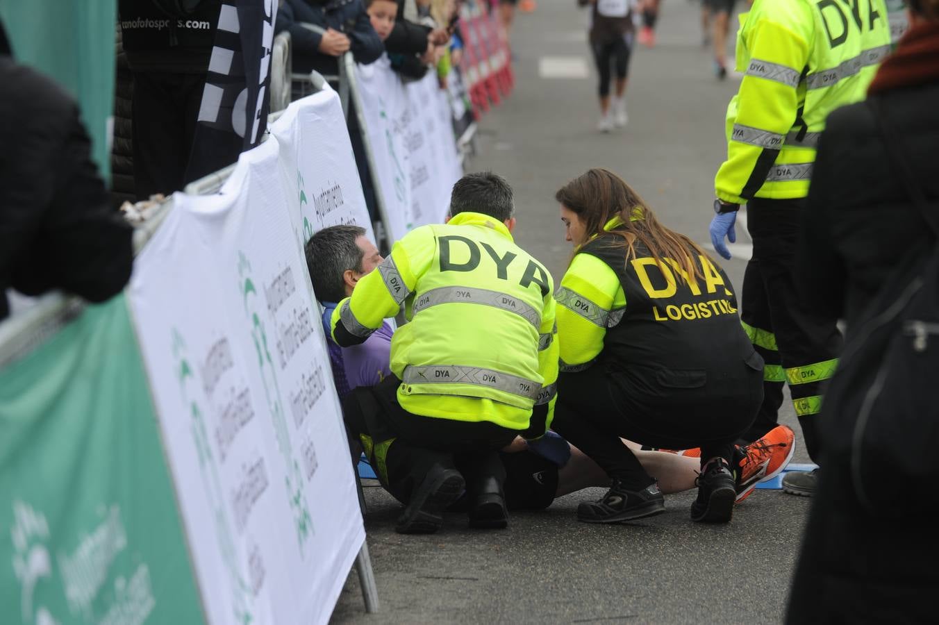 Las caras, los gestos y las reacciones de los atletas en la meta de la Media Maratón de Vitoria