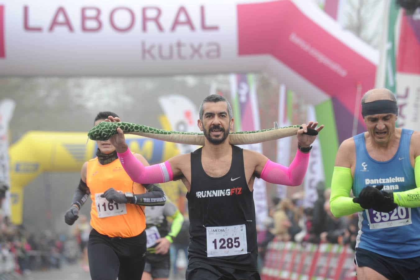 Las caras, los gestos y las reacciones de los atletas en la meta de la Media Maratón de Vitoria