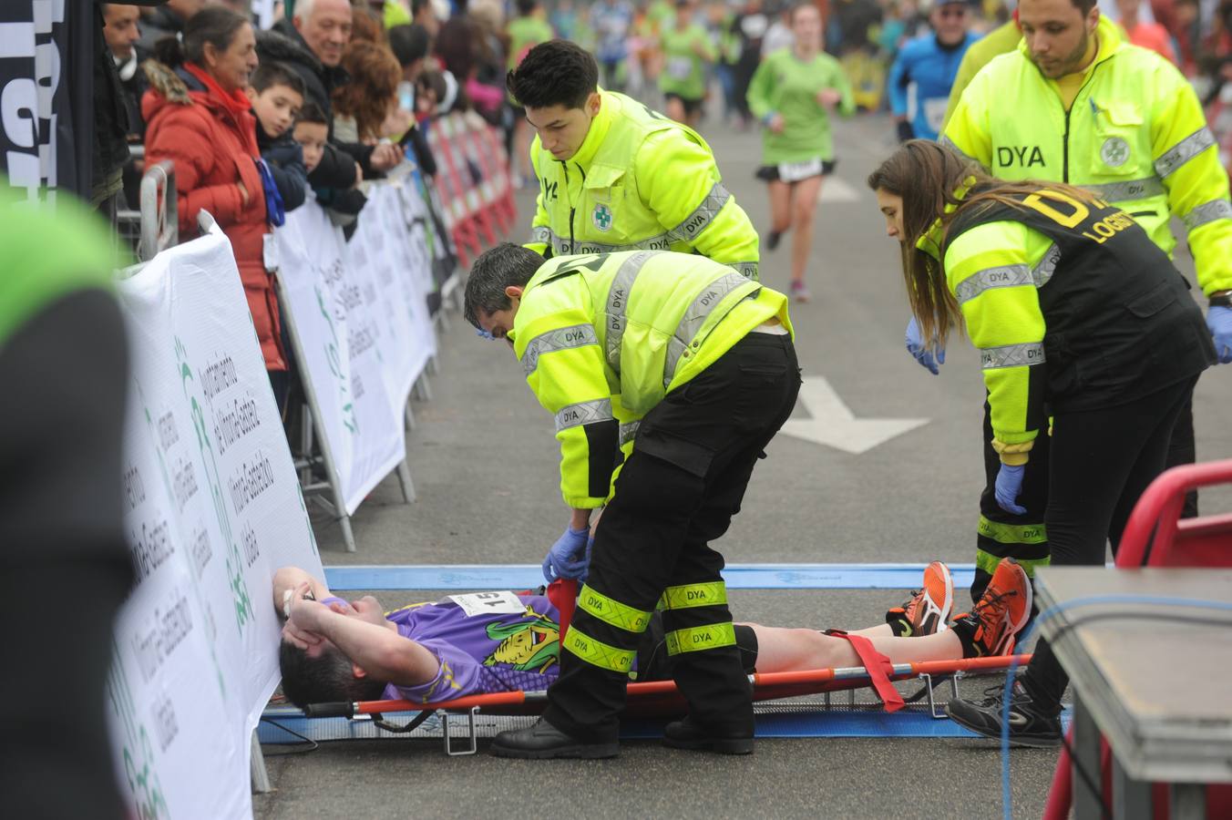 Las caras, los gestos y las reacciones de los atletas en la meta de la Media Maratón de Vitoria