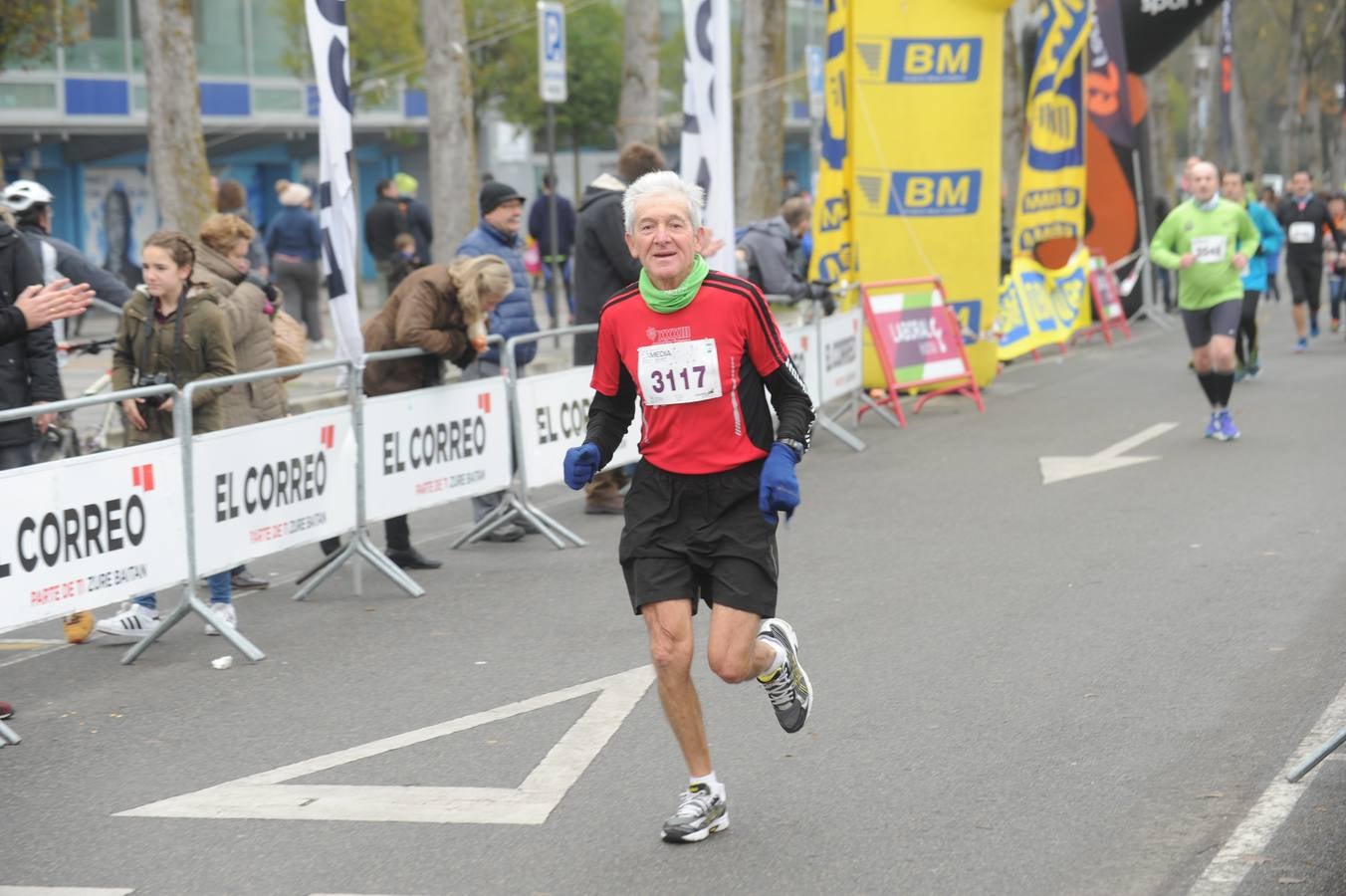 Las caras, los gestos y las reacciones de los atletas en la meta de la Media Maratón de Vitoria