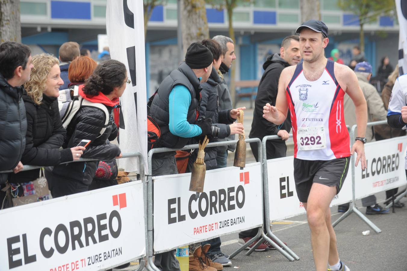 Las caras, los gestos y las reacciones de los atletas en la meta de la Media Maratón de Vitoria