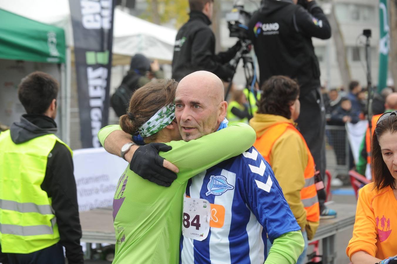 Las caras, los gestos y las reacciones de los atletas en la meta de la Media Maratón de Vitoria