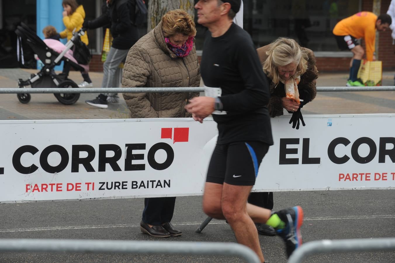 Las caras, los gestos y las reacciones de los atletas en la meta de la Media Maratón de Vitoria