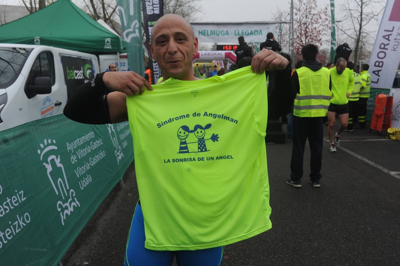 Las caras, los gestos y las reacciones de los atletas en la meta de la Media Maratón de Vitoria