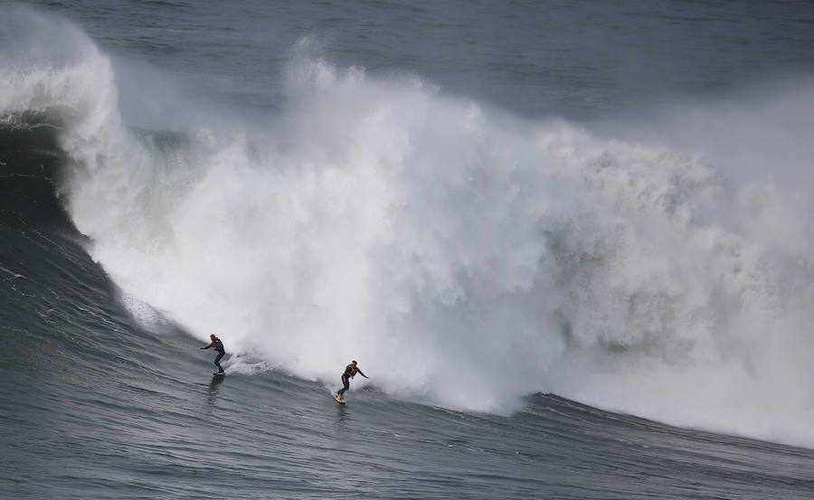 Cabalgando olas gigantes