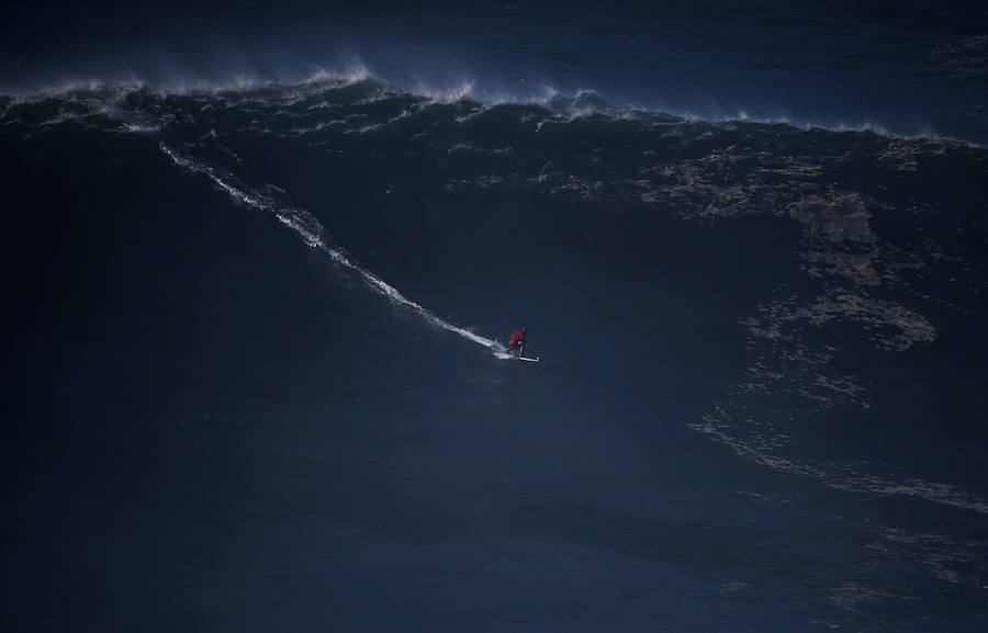 Cabalgando olas gigantes