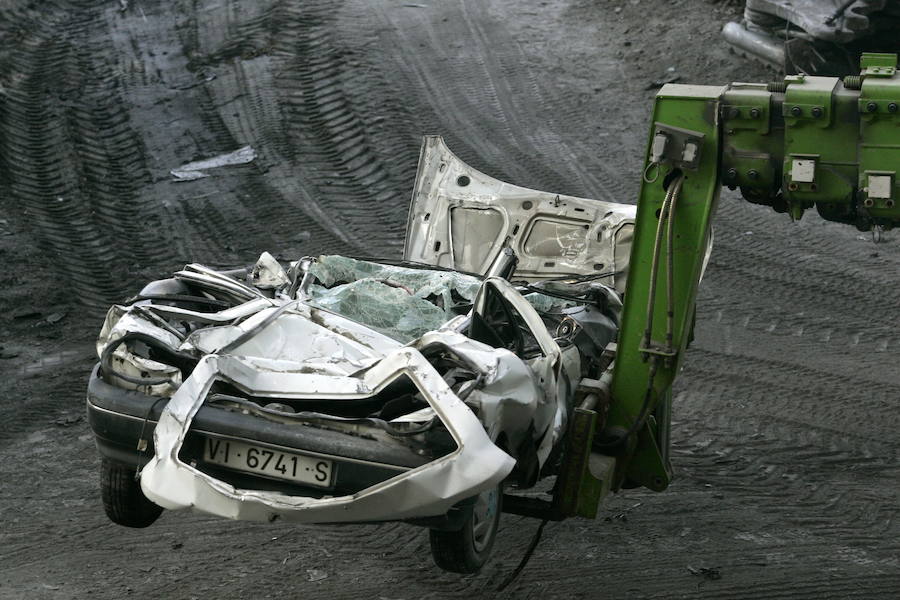 Una grúa recupera el vehículo del que fue rescatado el cadáver de Diego Armando Estacio, el segundo ecuatoriano muerto en el atentado perpetrado por ETA el pasado 30 de diciembre en el aparcamiento de la terminal 4 del aeropuerto de Barajas.