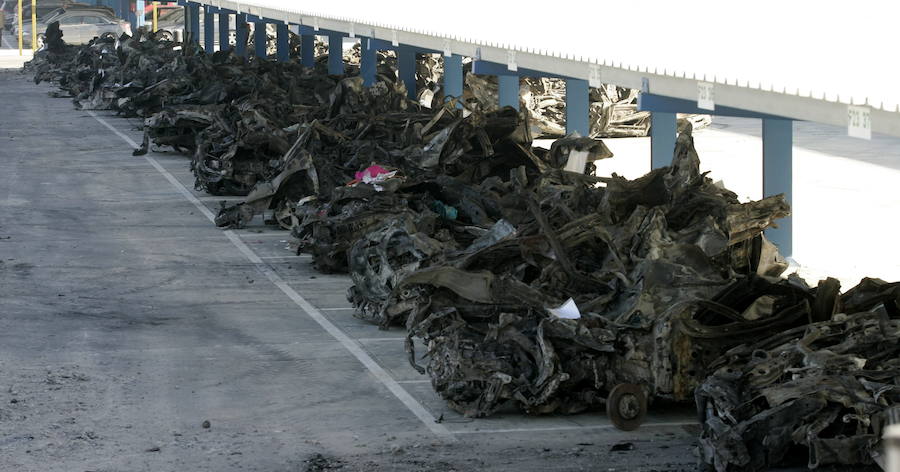 Decenas de coches calcinados tras la explosión.