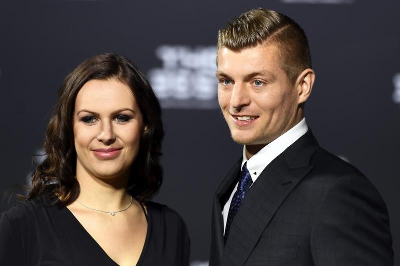 El centrocampista alemán del Real Madrid, Toni Kroos (d), posa ante los fotógrafos junto a su esposa Jessica Farber.