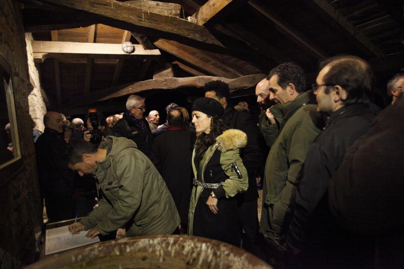 Asistentes se disponen a firmar en el libro en su último adiós al periodista Txetxu Ugalde.