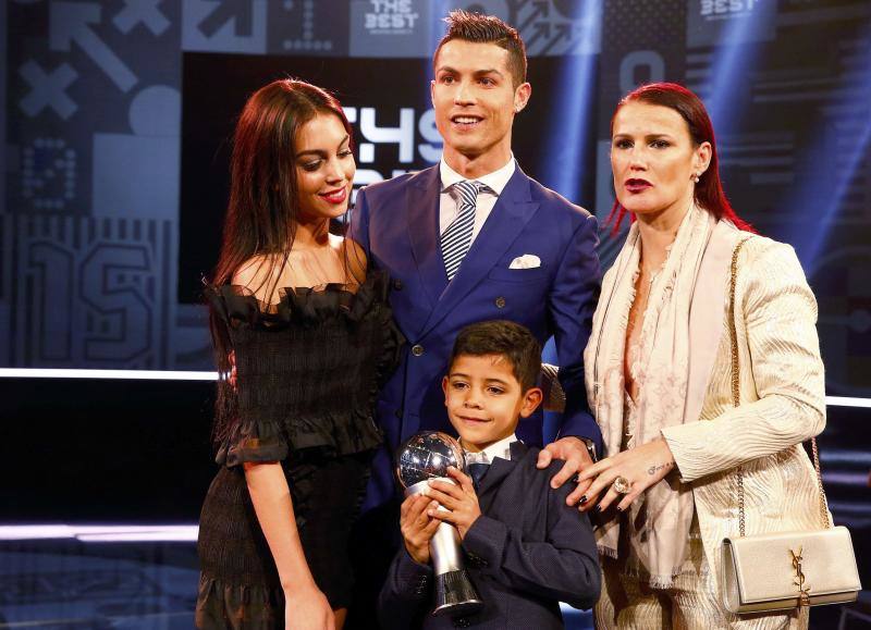 Cristiano posa por primera vez con su novia y su hijo en los premios FIFA