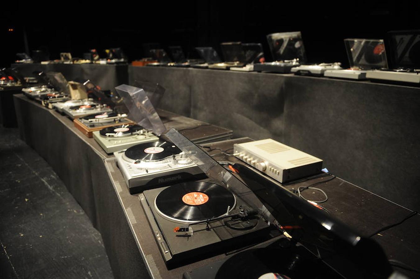 Un concierto de 48 tocadiscos en Azkuna Zentroa