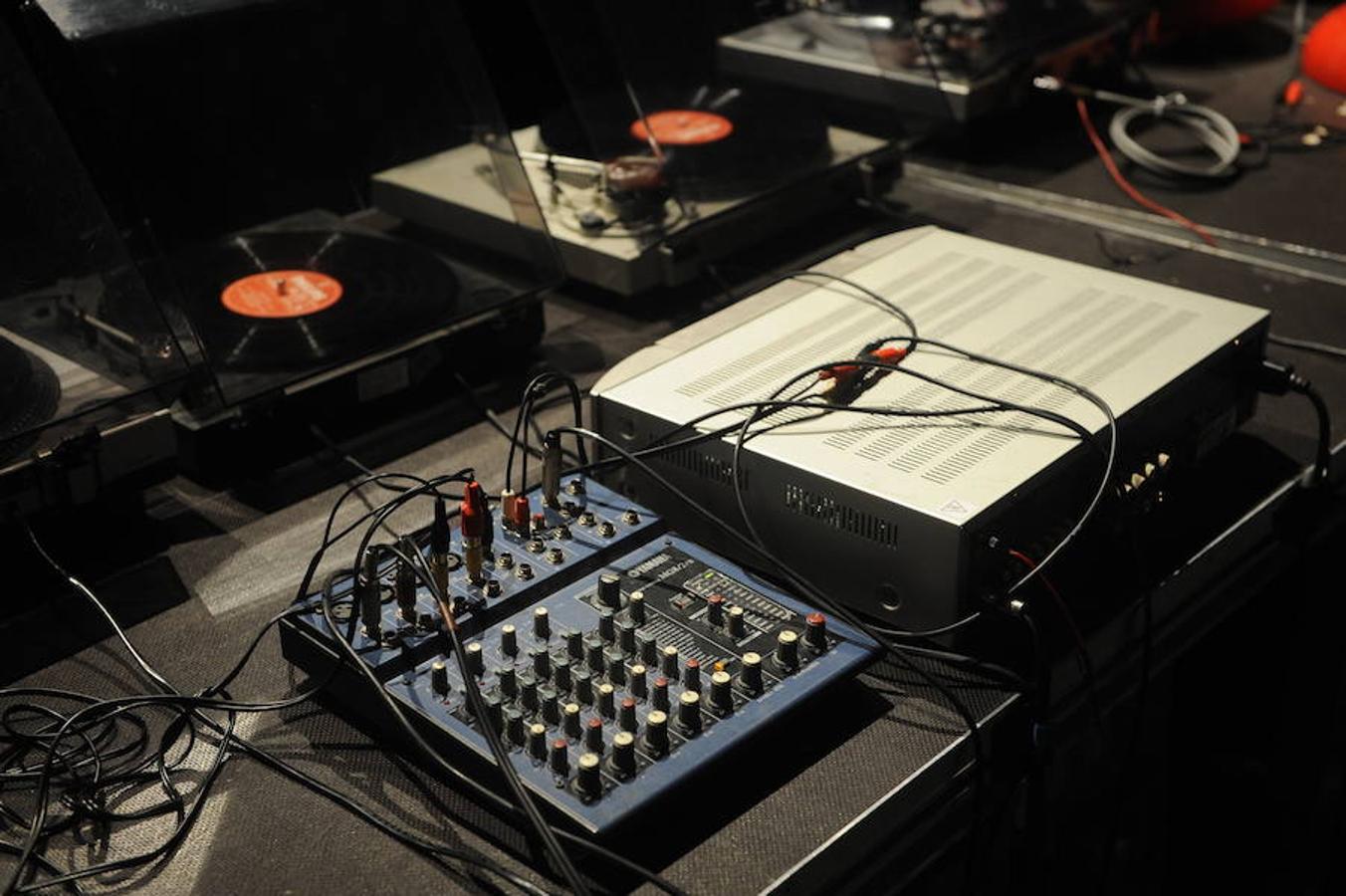 Un concierto de 48 tocadiscos en Azkuna Zentroa