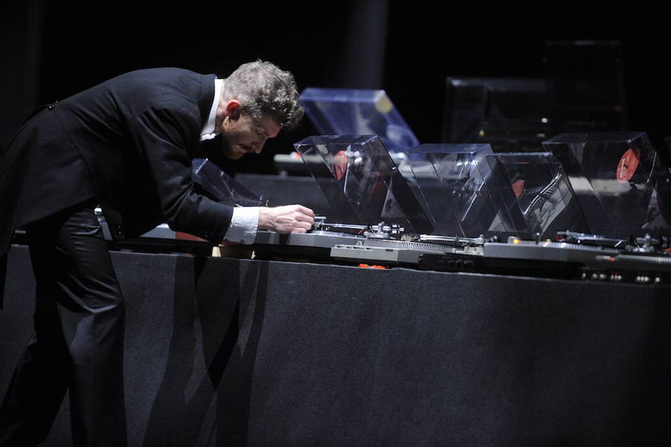 Un concierto de 48 tocadiscos en Azkuna Zentroa