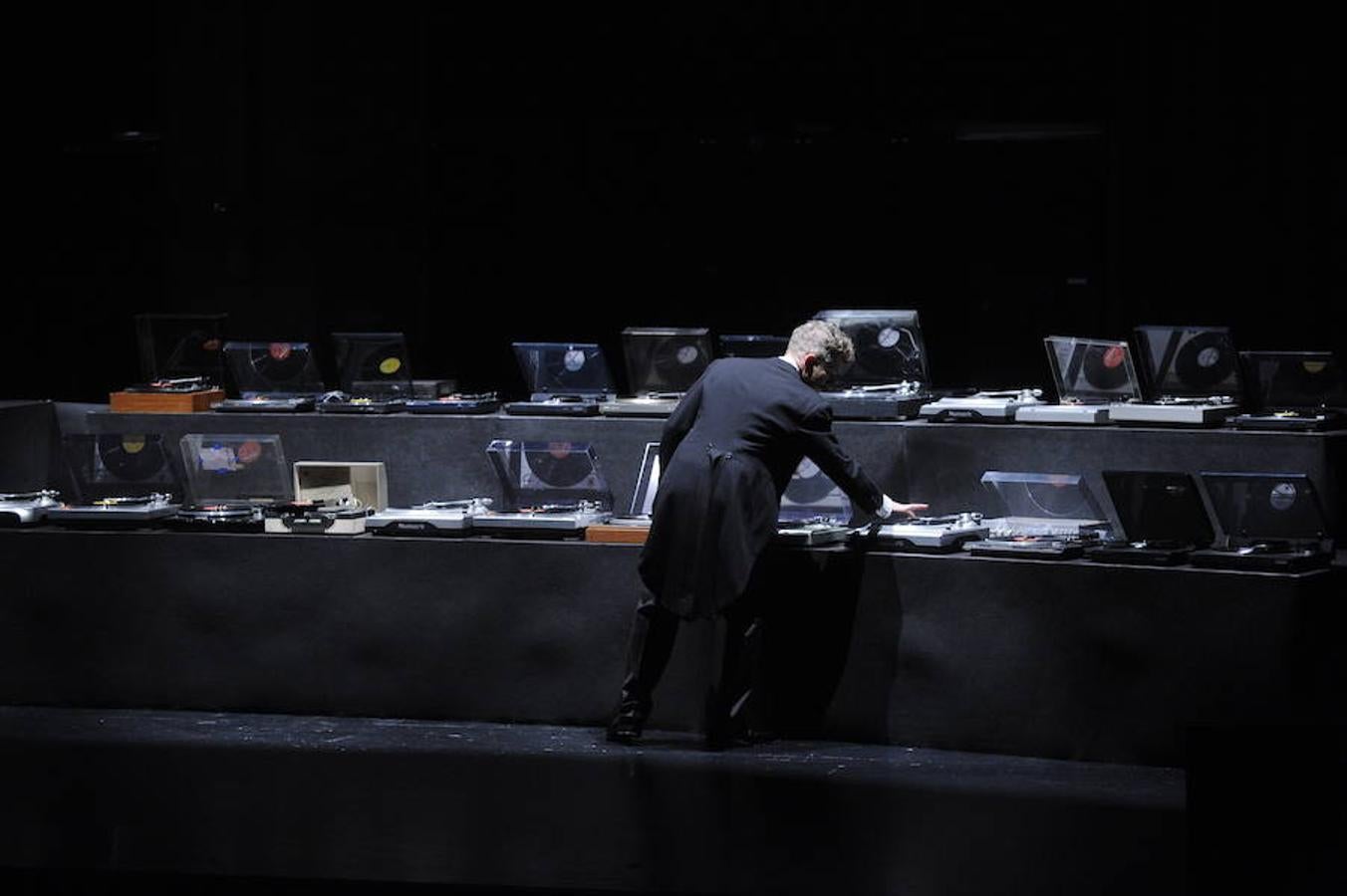 Un concierto de 48 tocadiscos en Azkuna Zentroa