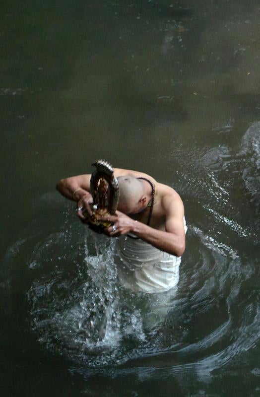 Un mes de ayuno en Nepal en busca de la felicidad conyugal