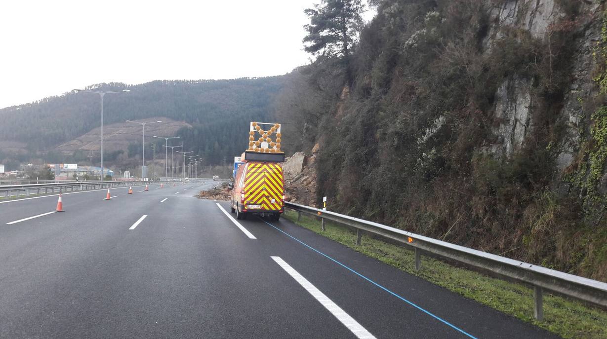 Desprendimiento en la AP-68 a su paso por Ugao