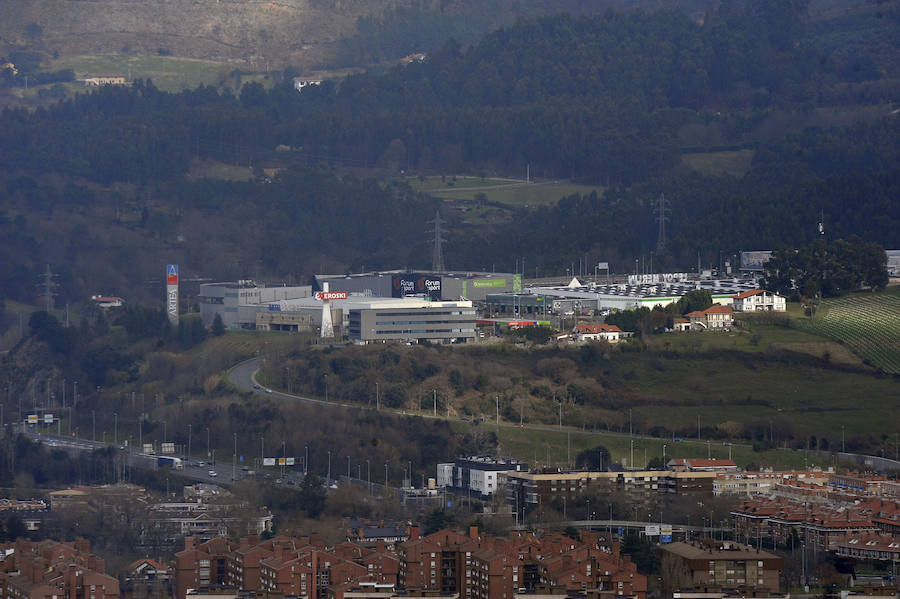 Centro comercial Artea en Leioa, y viviendas próximas.